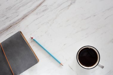 Sabah kompozisyonu koyu kahve, mavi peçete ve mermer bir yüzey üzerinde not defteri, metin için boşluk.,