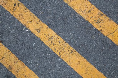 Trafik çizgisi asfalt soyut arkaplan ya da arkaplan olarak, şapka düz yüzey olmaması ya da yolun eğimli olmaması hakkında uyarıyor..