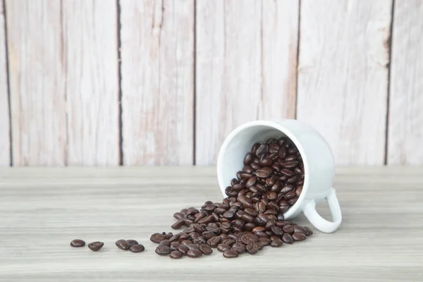 Espressotasse Mit Kaffeebohnen Auf Dem Küchentisch — Stockfoto