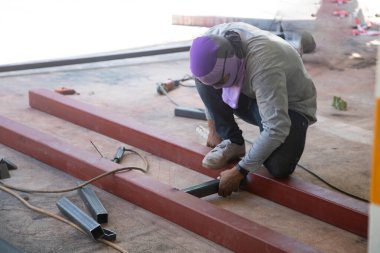 Kaynakçı zemini kaynaklıyor. Güvenlik ekipmanı yok.