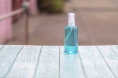 Hijyenik yüz maskesi ve dezenfektan el jeli. COVID-19 virüsünü önlemek için Beyaz Arkaplanda anti virüs temizleyicileri