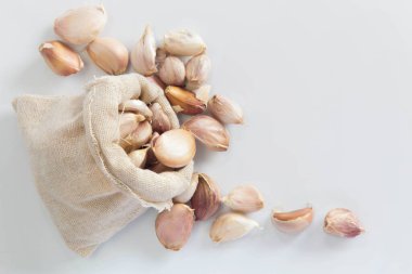 Beyaz arka planda izole edilmiş taze sarımsak.