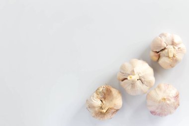 Beyaz arka planda izole edilmiş taze sarımsak.