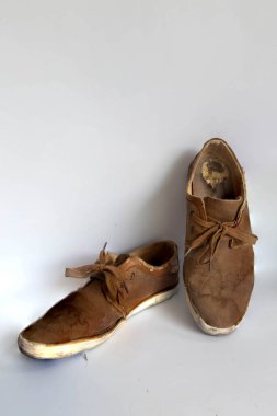 beyaz arka planda kirli spor ayakkabıları, açık hava aktiviteleri için ayakkabılar, kalem aracını kullanarak kesme yolu