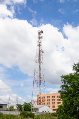 Telekomünikasyon çanakları ve vericiler çelik bir kulede. 4G kulesi ve 5G hücresi.