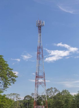 Parlak gökyüzü saatinde telefon iletişimi için anten ve kablosuz internet işinin ekipman bağlantı aracına sahip olun