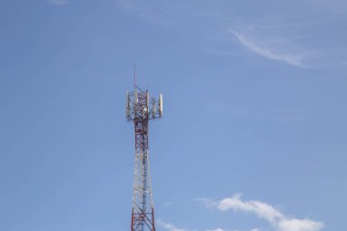 Parlak gökyüzü saatinde telefon iletişimi için anten ve kablosuz internet işinin ekipman bağlantı aracına sahip olun