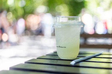 Meyve suyu, limon suyu bahçedeki ahşap bir masaya konur..