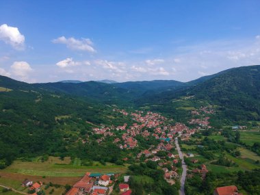 Sırbistan'da Bovan gölü yakınlarındaki köy