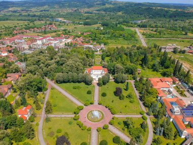 İnsansız hava aracı Sırbistan 'daki Banja Koviljaca' ya bakıyor