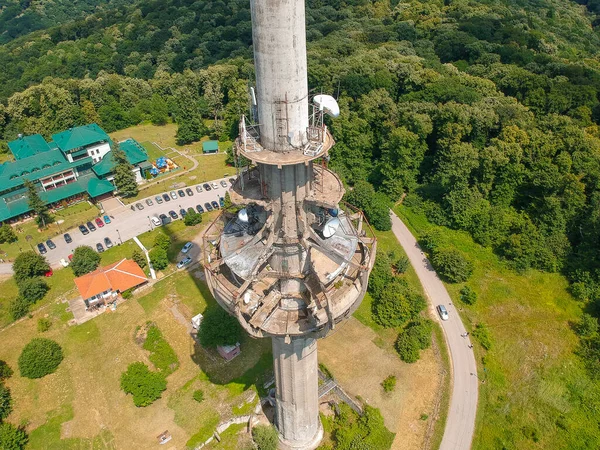 Terk edilmiş televizyon kulesi 1999 yılında Sırbistan 'da bombalandı
