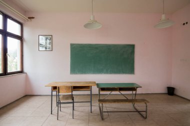 Terk edilmiş bir okulda
