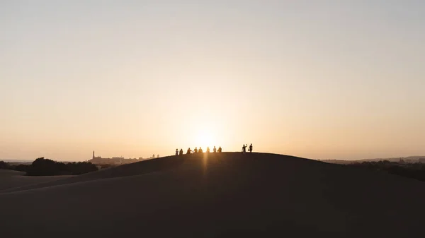 Gente Sienta Encima Una Duna Desierto Ver Puesta Sol Colores —  Fotos de Stock