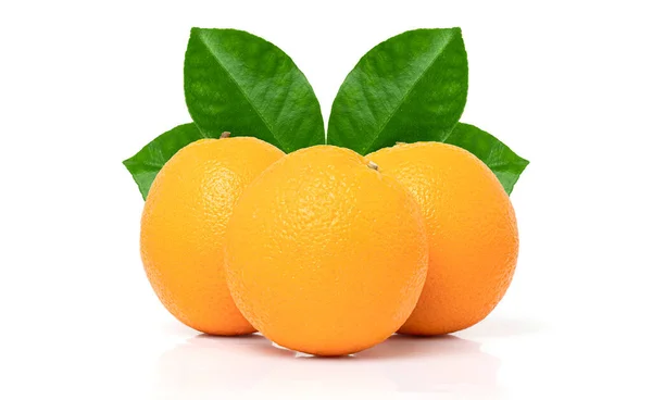 Verse Sinaasappel Met Bladeren Geïsoleerd Witte Achtergrond Knippad — Stockfoto