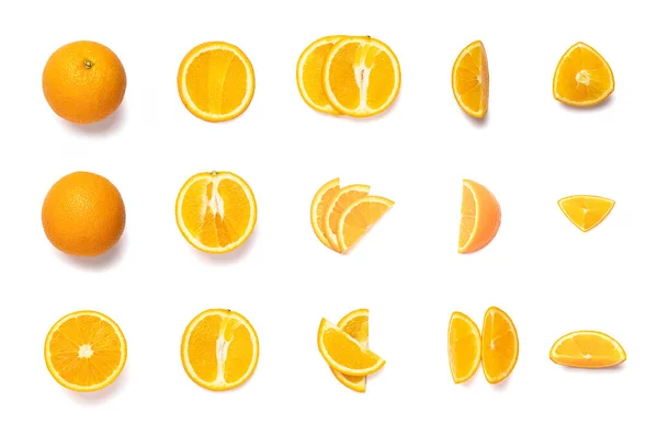 Σετ Φρέσκων Ολόκληρων Και Τεμαχισμένων Πορτοκαλιών Που Απομονώνονται Λευκό Φόντο — Φωτογραφία Αρχείου