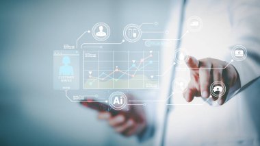 Dijital veri analizi, tıbbi ikonlar ve fütüristik arayüzle yapay zeka teknolojisi kullanan doktor, sağlık alanında yenilik, teletıp, tıp alanında büyük veriler ve akıllı sağlık çözümleri sunuyor..