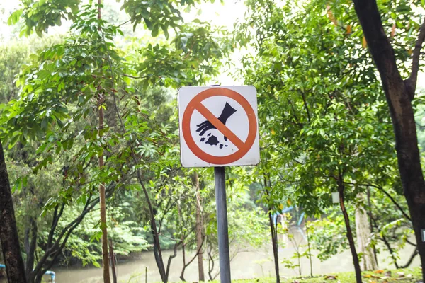 Do not litter signs in park — Stock Image Litter Signs Park Stock Picture