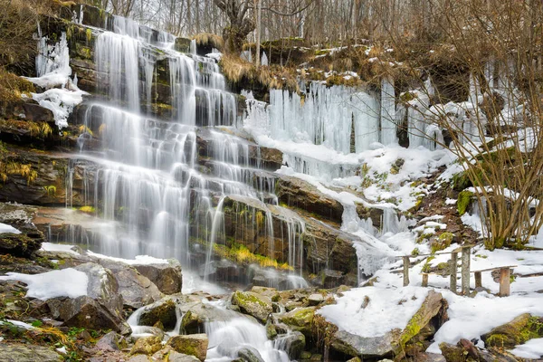 Ijsformaties Halfbevroren Waterval Tupavica Ophangen Tijdens Winter Oude Berg Servië — Stockfoto