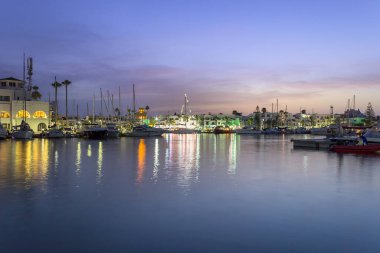 Tunus, Port El Kantaoui 'de inanılmaz bir marina, mavi saat gökyüzü, denizde yansımalar, güzel yatlar, beyaz villalar ve oteller.