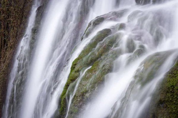 Nahaufnahme Langzeitbelichtung Eines Sonnenbeschienenen Wasserfalls Mit Weichen Wasserströmen Die Rote — Stockfoto