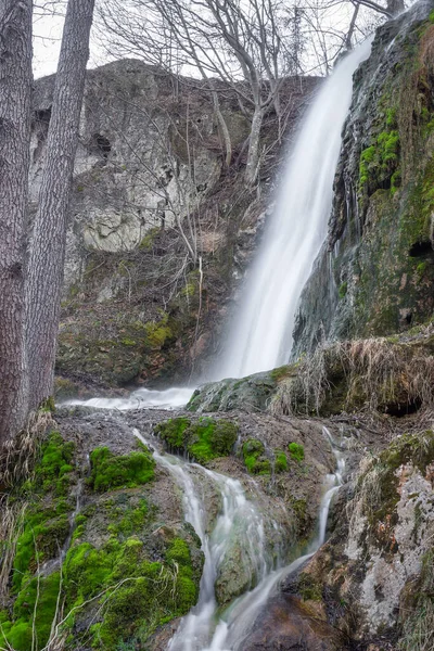 Close Lange Belichting Uitzicht Een Zonovergoten Waterval Met Zachte Beken — Stockfoto