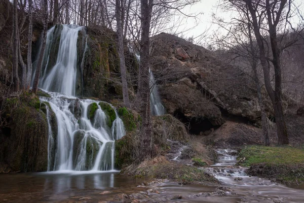 Lange Zichtbaarheid Van Een Zonovergoten Waterval Met Zachte Waterstromen Die — Stockfoto