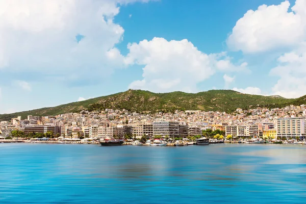 都市の背後に青い空 ぼやけた動きの海と風光明媚な山々とカバラの街並み ギリシャの夏の景色 — ストック写真