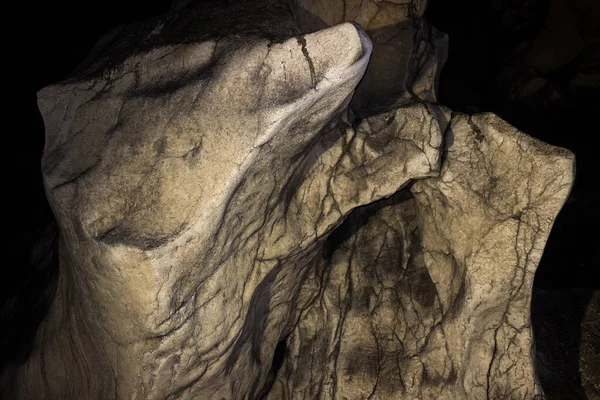 巨大洞穴内奇异的岩石形状令人印象深刻 — 图库照片