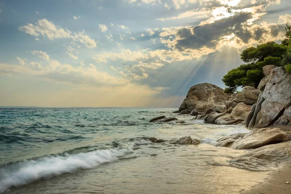 Sun Rays Passing Clouds Falling Turquoise Sea Water Koviou Beach — Stock Photo, Image