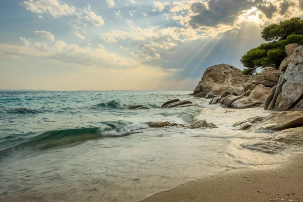 Sun Rays Passing Clouds Falling Turquoise Sea Water Koviou Beach — Stock Photo, Image