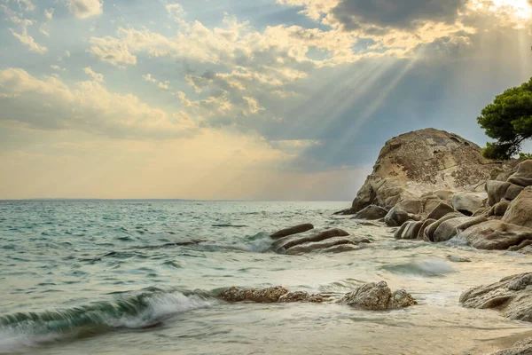 Sun Rays Passing Clouds Falling Turquoise Sea Water Koviou Beach — Stock Photo, Image