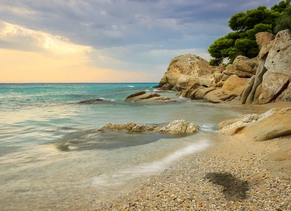 Sun Rays Passing Clouds Amazing Koviou Beach Beautiful Rock Structure — Stock Photo, Image