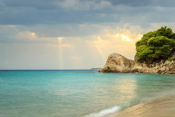 Sun Rays Passing Clouds Falling Turquoise Sea Water Koviou Beach — Stock Photo, Image