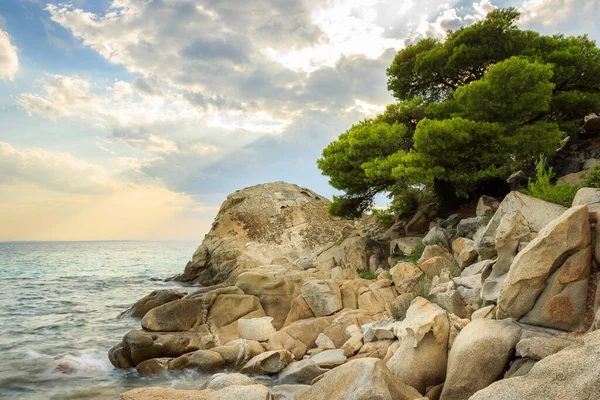 Sun Rays Passing Clouds Falling Turquoise Sea Water Koviou Beach — Stock Photo, Image