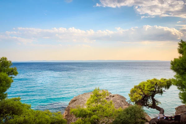 Sun Rays Clouds Turquoise Sea Water Koviou Beach Beautiful Rocks — Stock Photo, Image