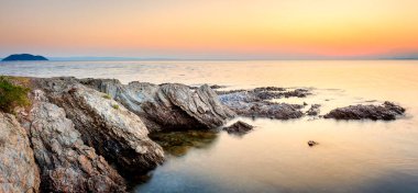 Neos Marmaras ve Kaplumbağa Adası 'ndaki Paradisos sahillerindeki dar resiflerin panoramik görüntüsü