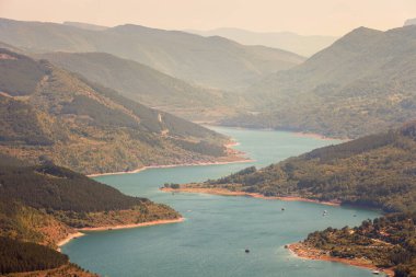 Smilovica 'dan inanılmaz bir manzara. Eski Zavoj Gölü' nün dağları, sallarla, teknelerle ve yazlıklarla dolu.