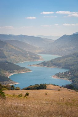Smilovica 'dan inanılmaz bir manzara. Eski Zavoj Gölü' nün dağları, sallarla, teknelerle ve yazlıklarla dolu.