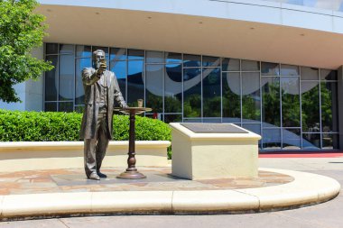 Dr. John S. Pemberton heykeli Coca-Cola 'nın önünde güneşli bir günde