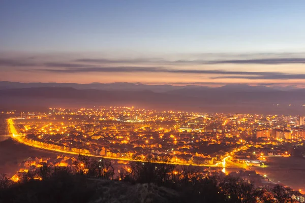 Çarpıcı Mavi Saat Manzaralı Pirot Şehir Manzaralı Sıcak Şehir Işıkları — Stok fotoğraf