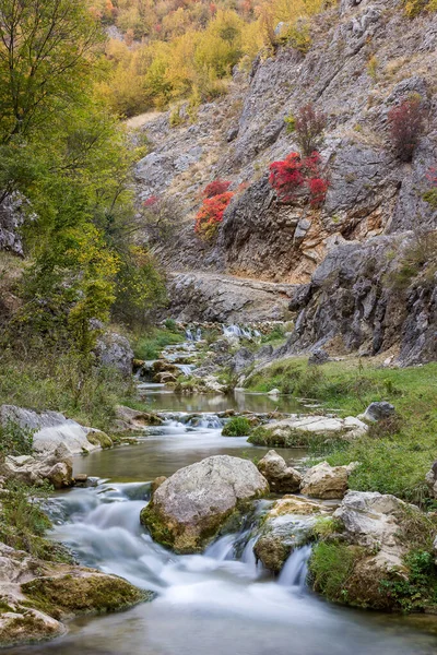 Μεγάλη Έκθεση Στο Βουνό Ρυάκι Ένα Στενό Φαράγγι Και Κόκκινο — Φωτογραφία Αρχείου