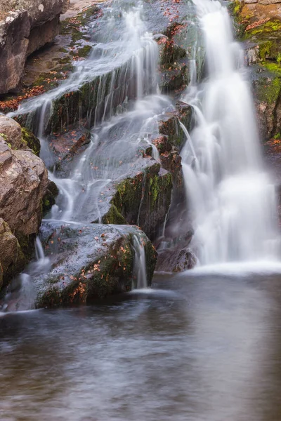 Hermosa Cascada Arroyo Montaña Que Cae Cascada Por Acantilado Rocoso — Foto de Stock