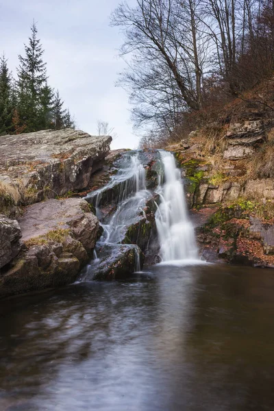 Prachtige Berg Kreek Waterval Cascading Naar Beneden Rotsachtige Klif Kleurrijke — Stockfoto