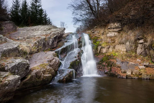 Prachtige Berg Kreek Waterval Cascading Naar Beneden Rotsachtige Klif Kleurrijke — Stockfoto