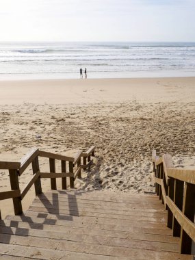 Mutlu Romantik Çift Sahilde Güzel Yürüyüş Zevk. Seyahat Tatil Yaşam Tarzı Kavramı