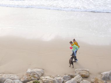 Mutlu Romantik Çift Sahilde Güzel Yürüyüş Zevk. Seyahat Tatil Yaşam Tarzı Kavramı