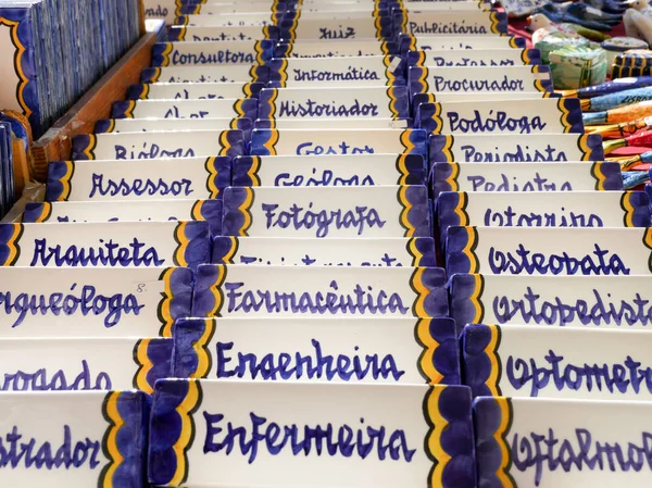 Portekiz'de yerel mağazada satılık farklı seramik mıknatıs hediyelik eşya