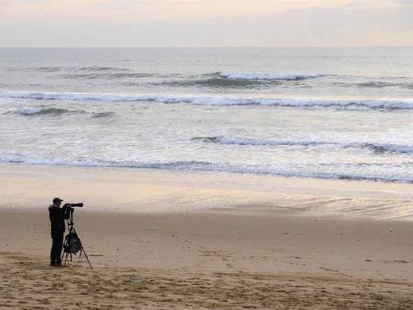 Fotoğrafçı Güzel gün batımı zevk ve plajda resimler yapar