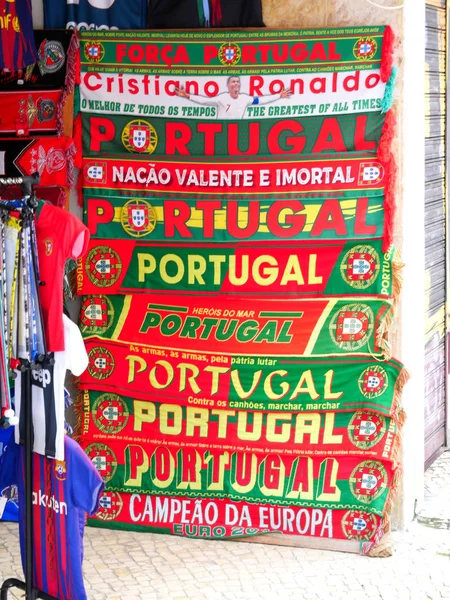 Rote und grüne portugiesische Schals für die Fußballfans im Shop — Stockfoto