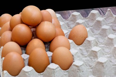 Çiğ tavuk yumurtası, marketlerde bulunan sağlıklı yemek pişirmek için kullanılan hammaddedir. Pazar veya mağaza